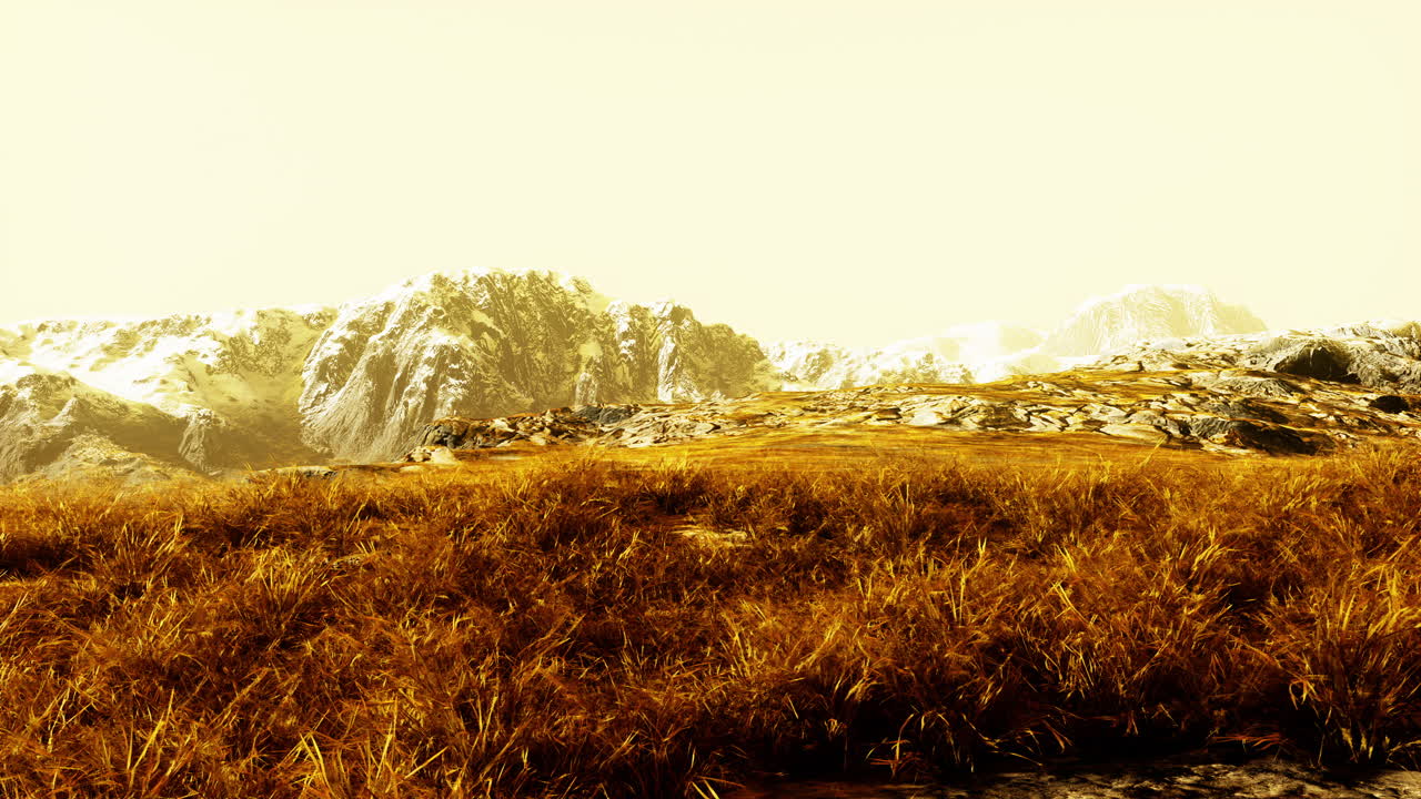 눈 인 봉우리 와 앞면 에 잔디 이 있는 산맥 의 경치 좋은 풍경