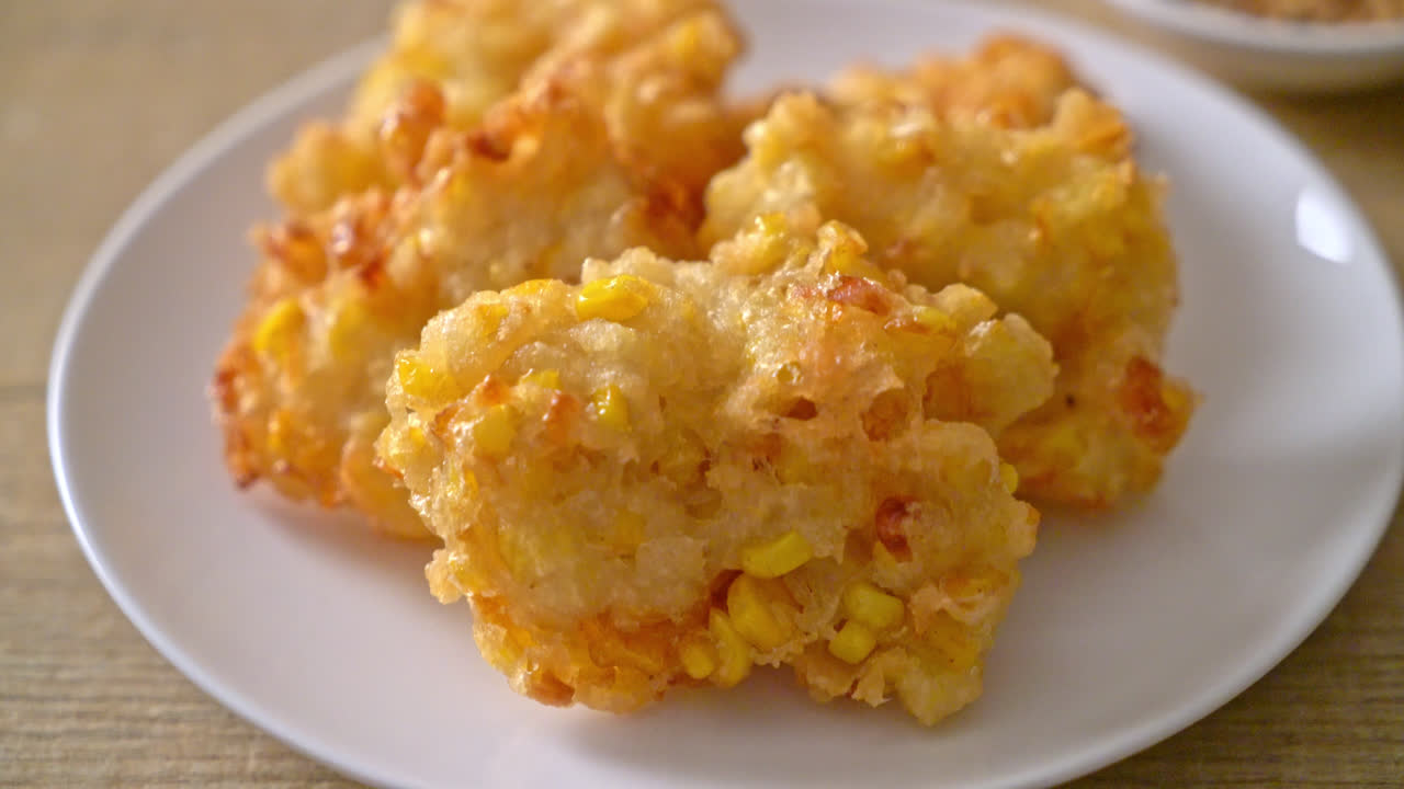 maíz frito con salsa - estilo de comida vegana y vegetariana