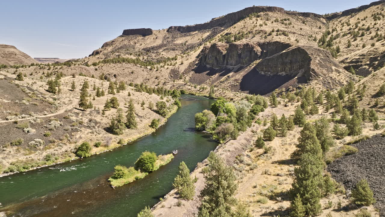 deschutes river oregon aerial v70 sobrevuelo de drones de bajo nivel a lo largo de deschutes river frog springs cañón capturando el campamento de la orilla del río rodeado de una naturaleza hermosa - filmado con mavic 3 cine - agosto 2022