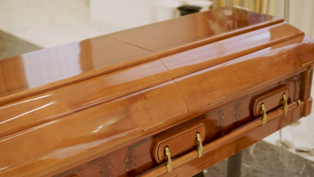 Bara di legno lucida in un'agenzia funebre.
