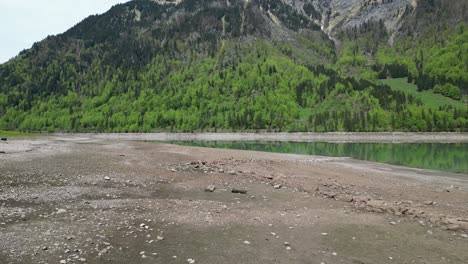 vista de avión no tripulado sobre las orillas del lago klontalersee glarus kanton, suiza - vuelo bajo