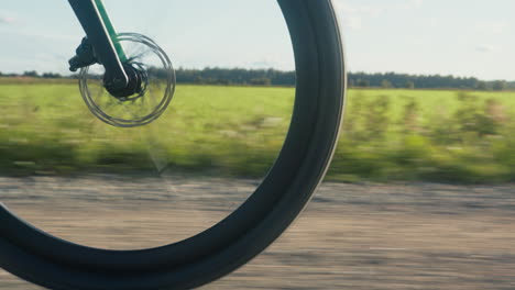 rueda delantera de la bicicleta de grava girando desde un ángulo bajo