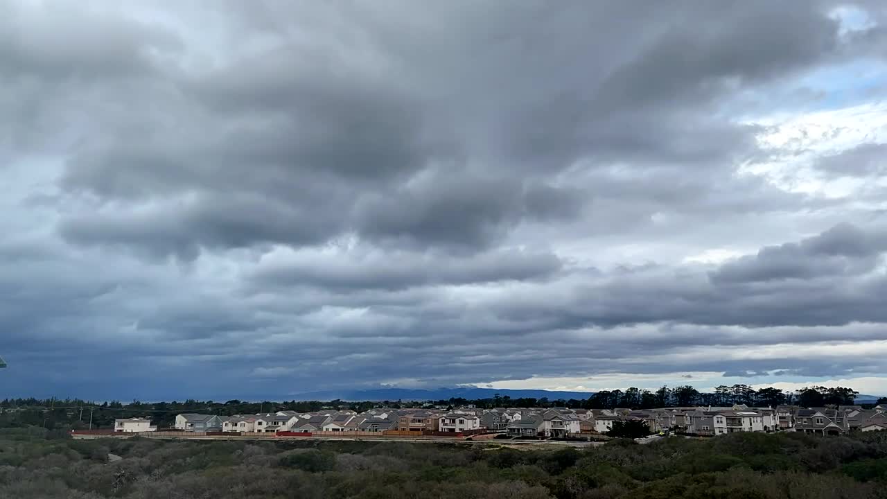 ciclón bomba y río atmosférico cervándose sobre la bahía de monterey, california