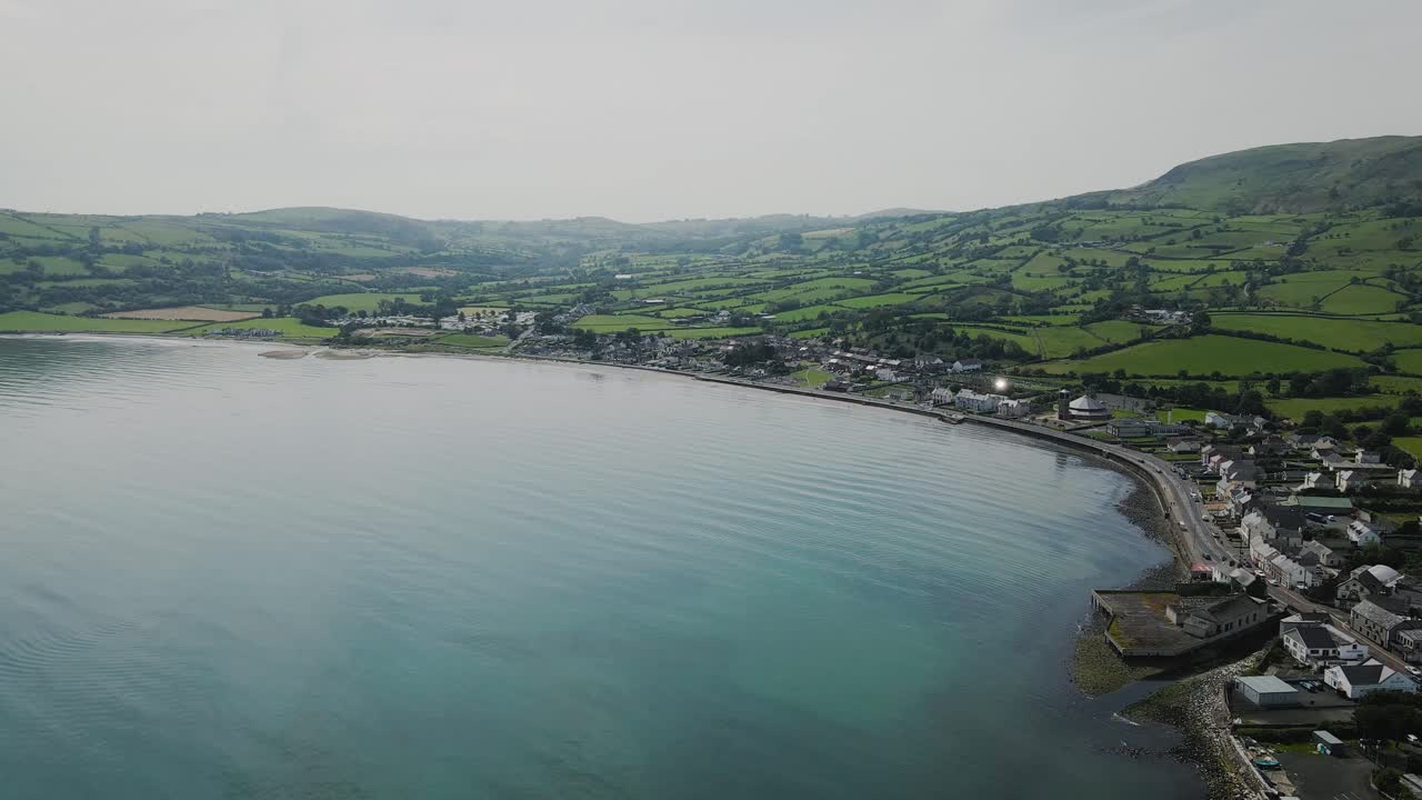 Vista aerea scorrevole di paesaggi mozzafiato sulla costa nord dell'Irlanda del Nord.