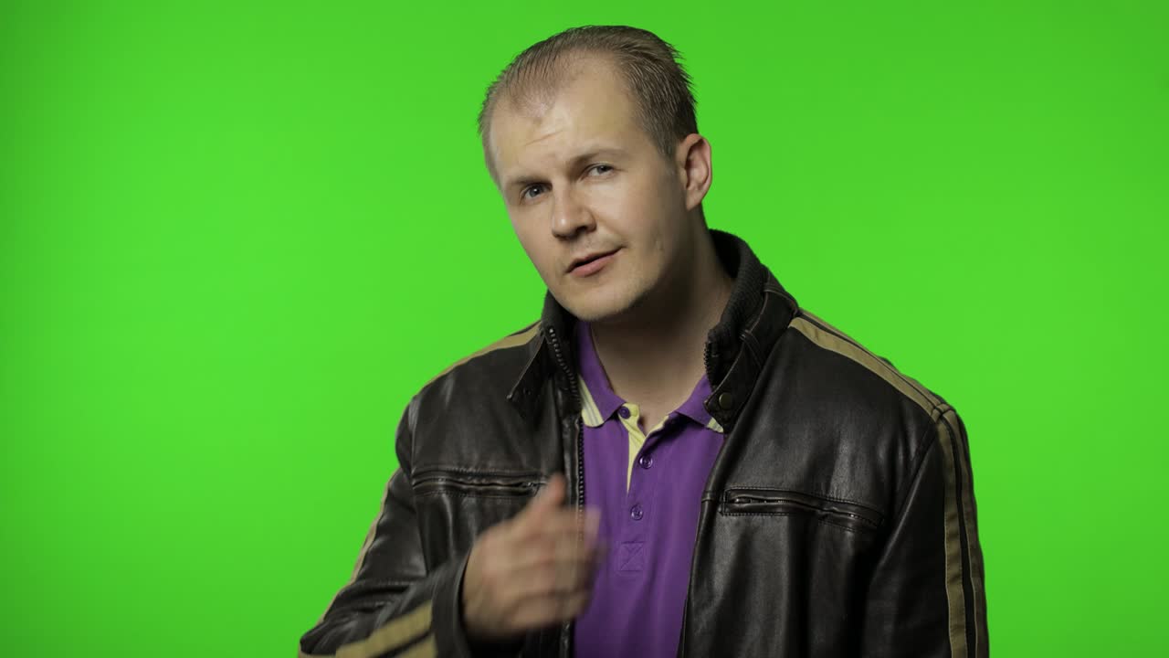 로커는 놀라서 카메라를 가리키며 충격과 불신을 표현합니다.