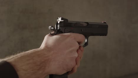 gros plan sur un pistolet de 9 mm tirant plusieurs coups jusqu'à ce qu'il soit vide