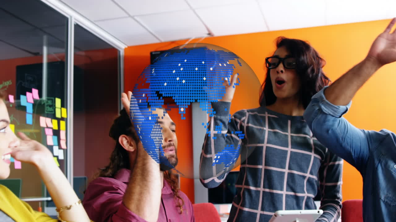 animación del globo sobre los colegas de trabajo high fiving en el fondo