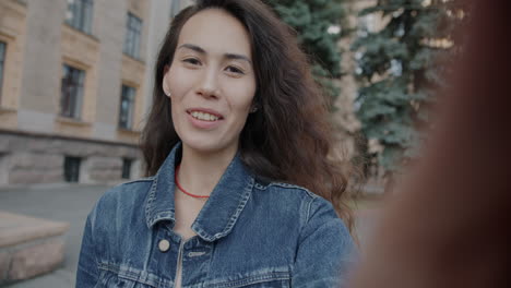 mujer tomando una selfie en una calle de la ciudad
