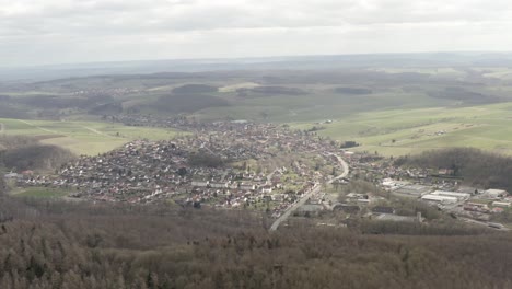 caminatas a lo largo de hermosos lagos en el parque nacional de harz en alemania, europa
