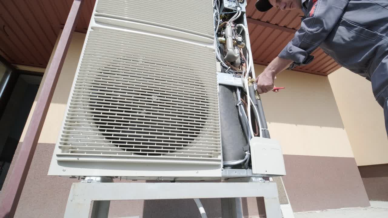 técnico de hvac instala sistemas de calefacción, ventilación y aire acondicionado. bomba de calor