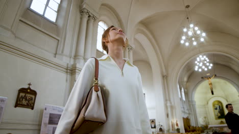 mujer entrando en la iglesia