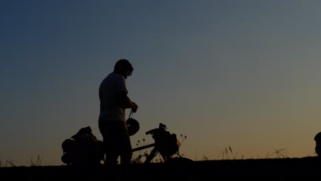 Hombre-Vestido-Con-Casco-De-Bicicleta-Puesta-De-Sol