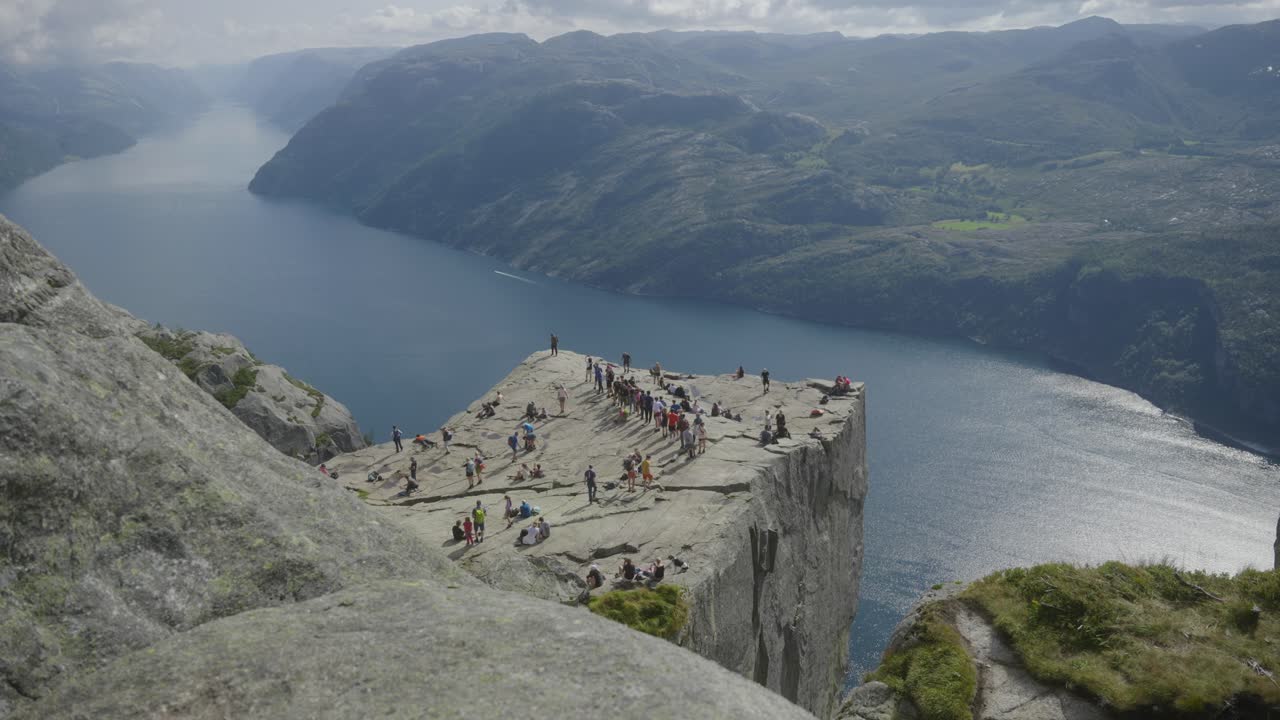 el preikestolen desde arriba en el sol