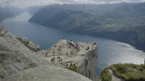 El-Preikestolen-Desde-Arriba-Bajo-El-Sol