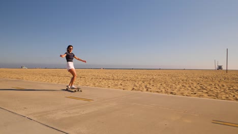 skater femenino bailando en una patineta rodante en el skatepark