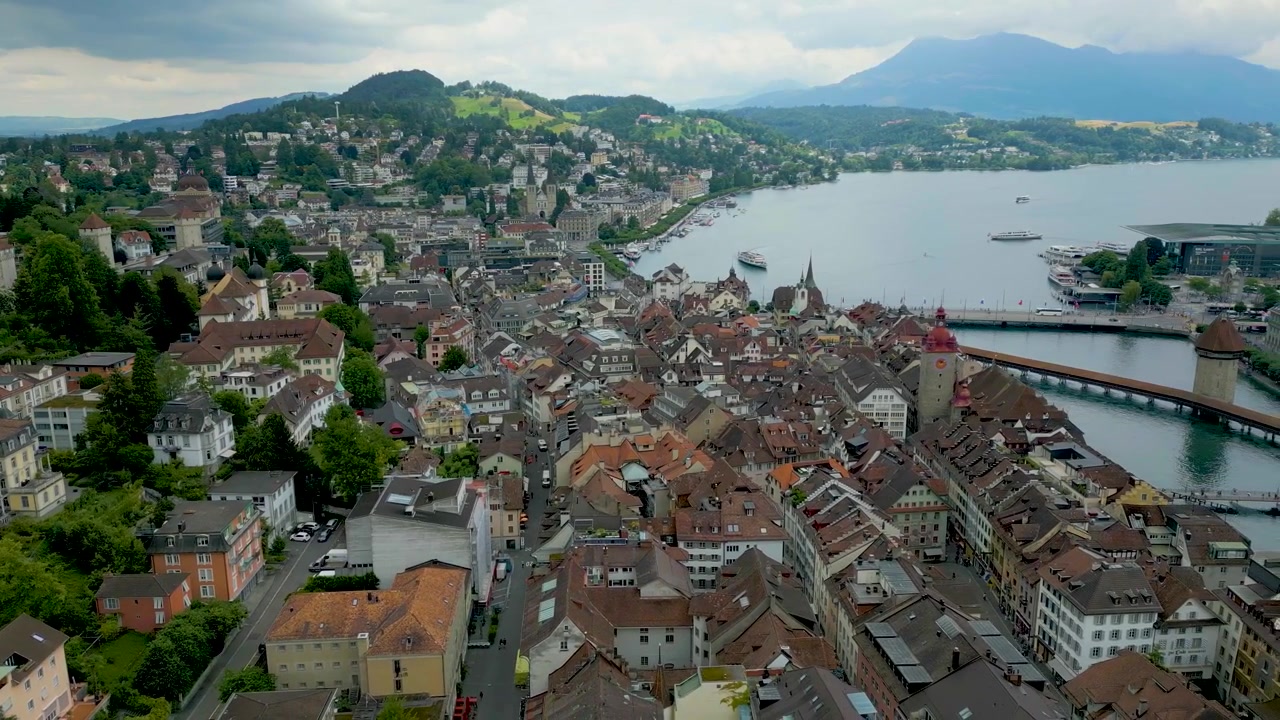 Video drone 4K delle torri Luegislandturm, Wachtturm, Zytturm, Schirmerturm, Pulverturm e Dächliturm sulla Muraglia Musegg a Lucerna, Svizzera.