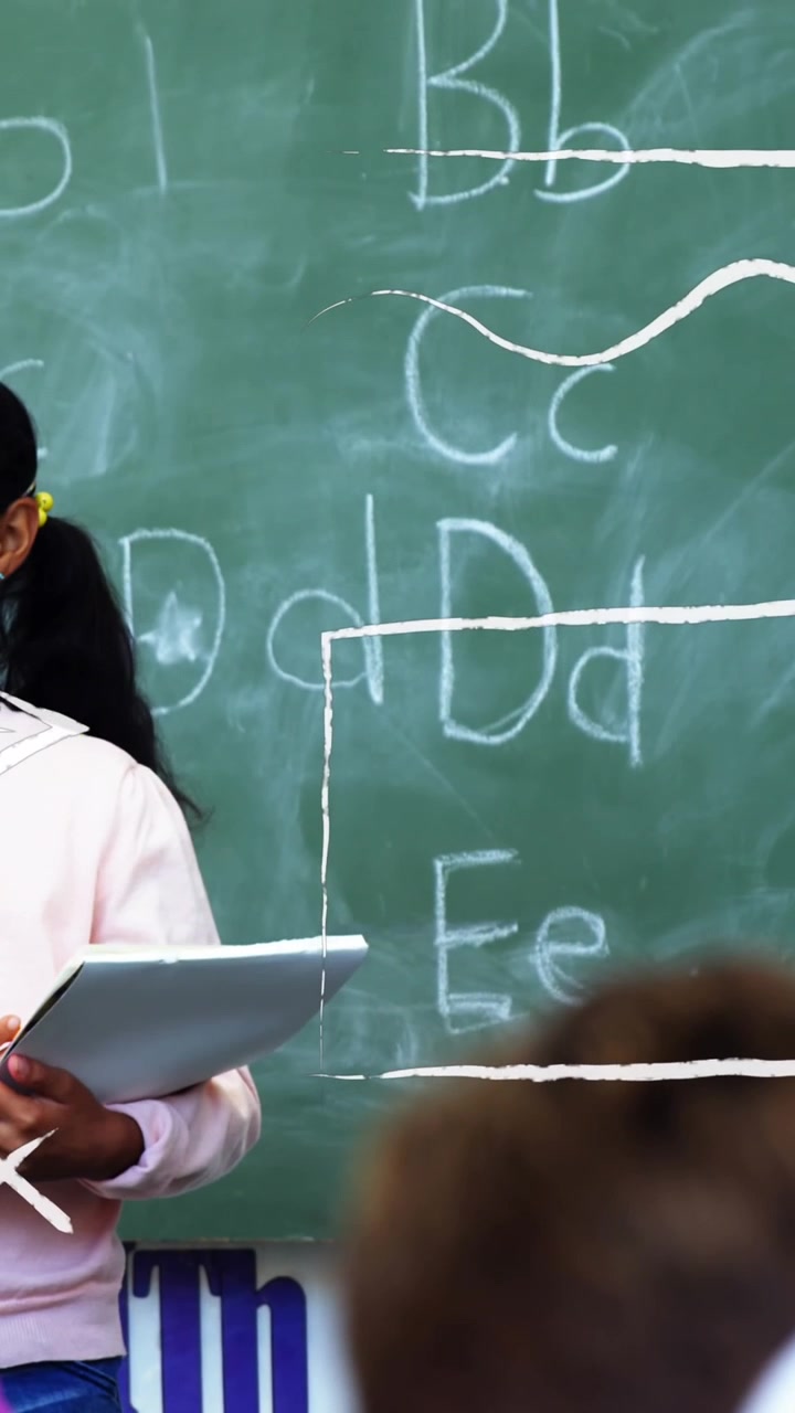 Animazione di disegni a tema istruzione e scuola sopra una studentessa e un'insegnante caucasica.