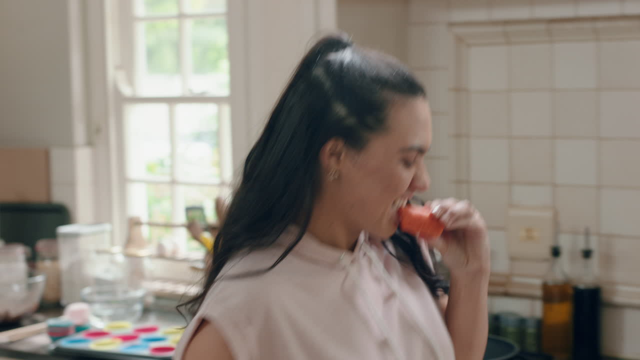 행복한 과체중 십대 소녀 주방에서 춤을 추고 즐겁게 건강한 식단을 축하하고 집에서 음식을 준비하고 라이프 스타일 헌신을 즐기고