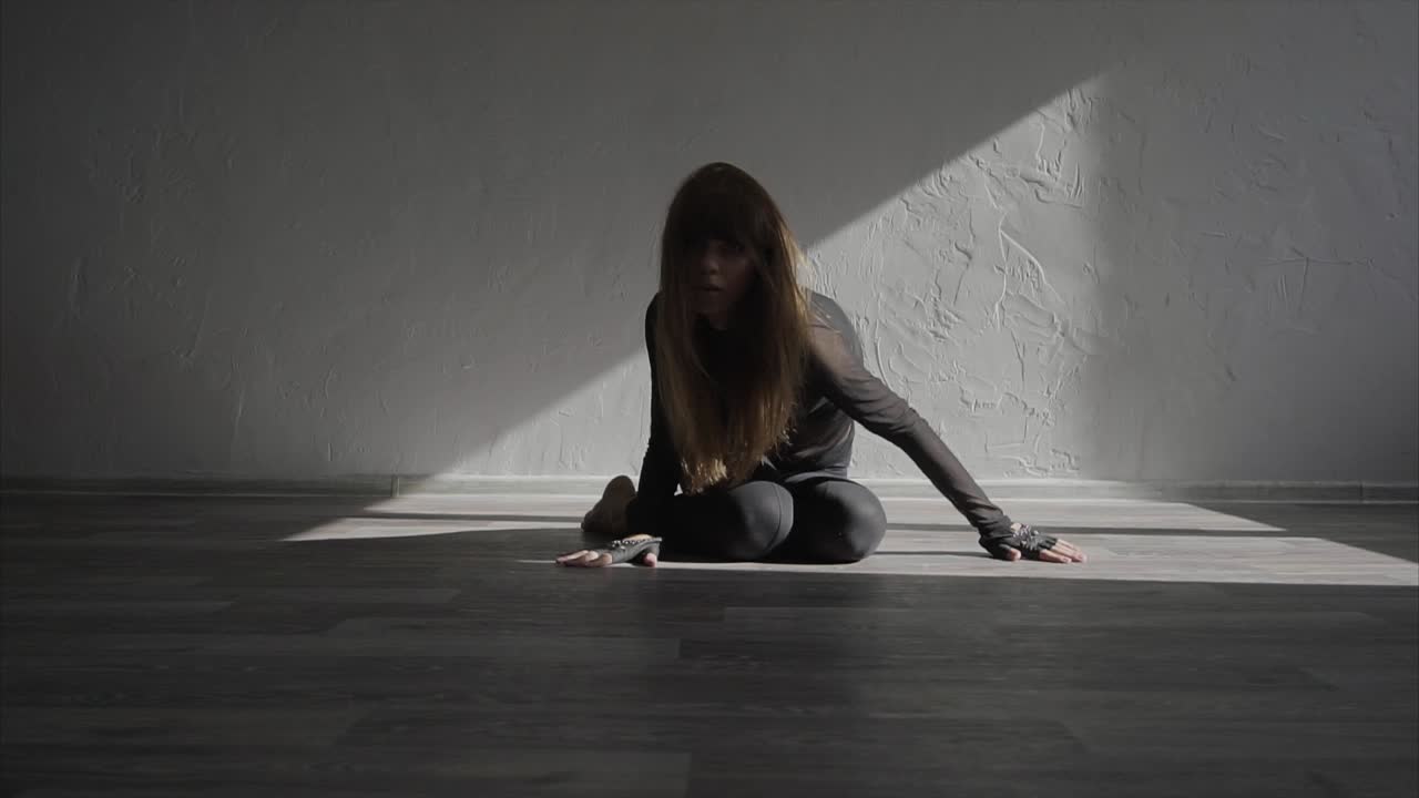 Kvindelig danser poserer i studie
