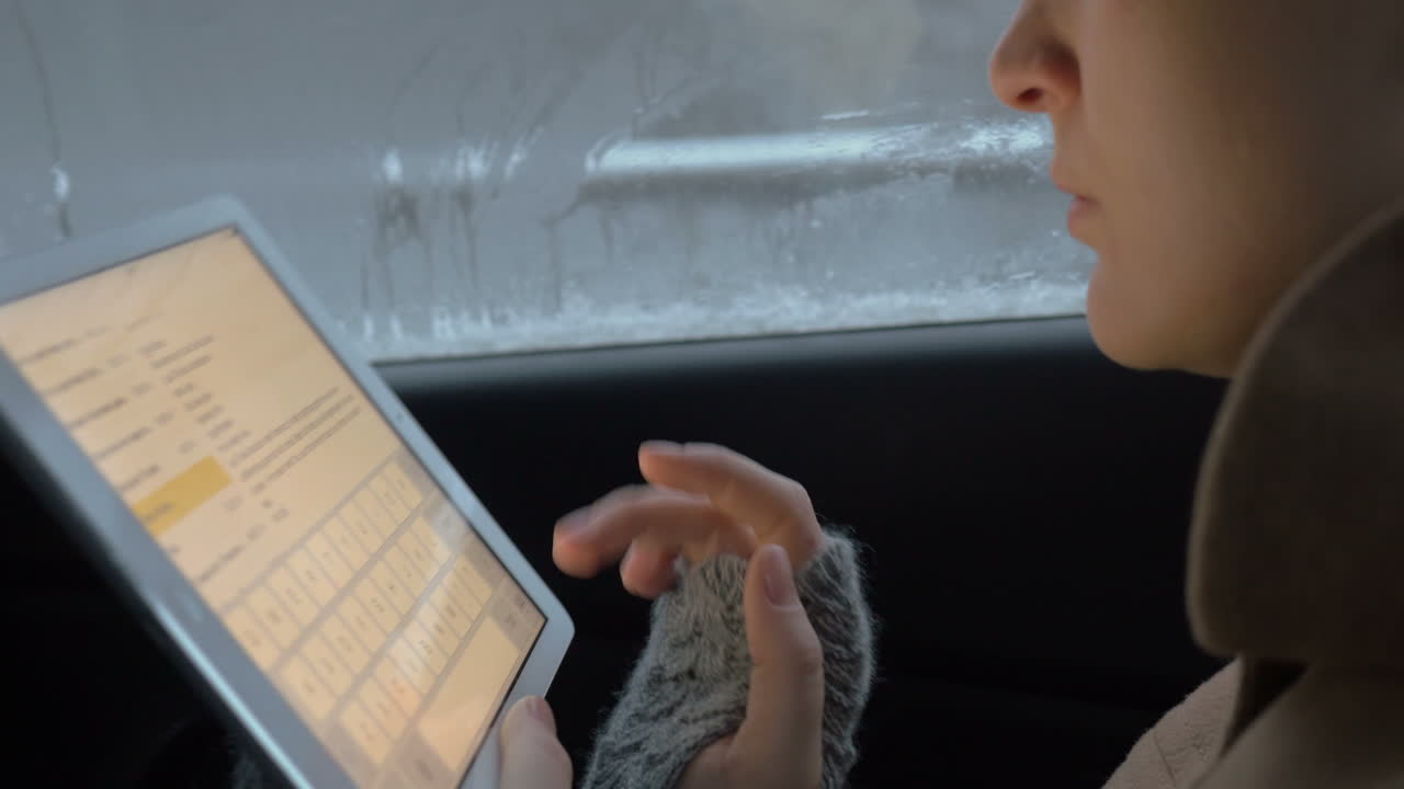 Easy chatting in car using tablet PC