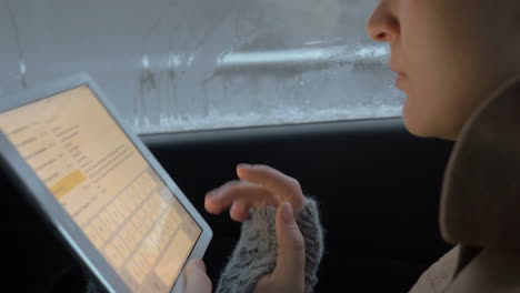 fácil chatear en el coche usando la tableta