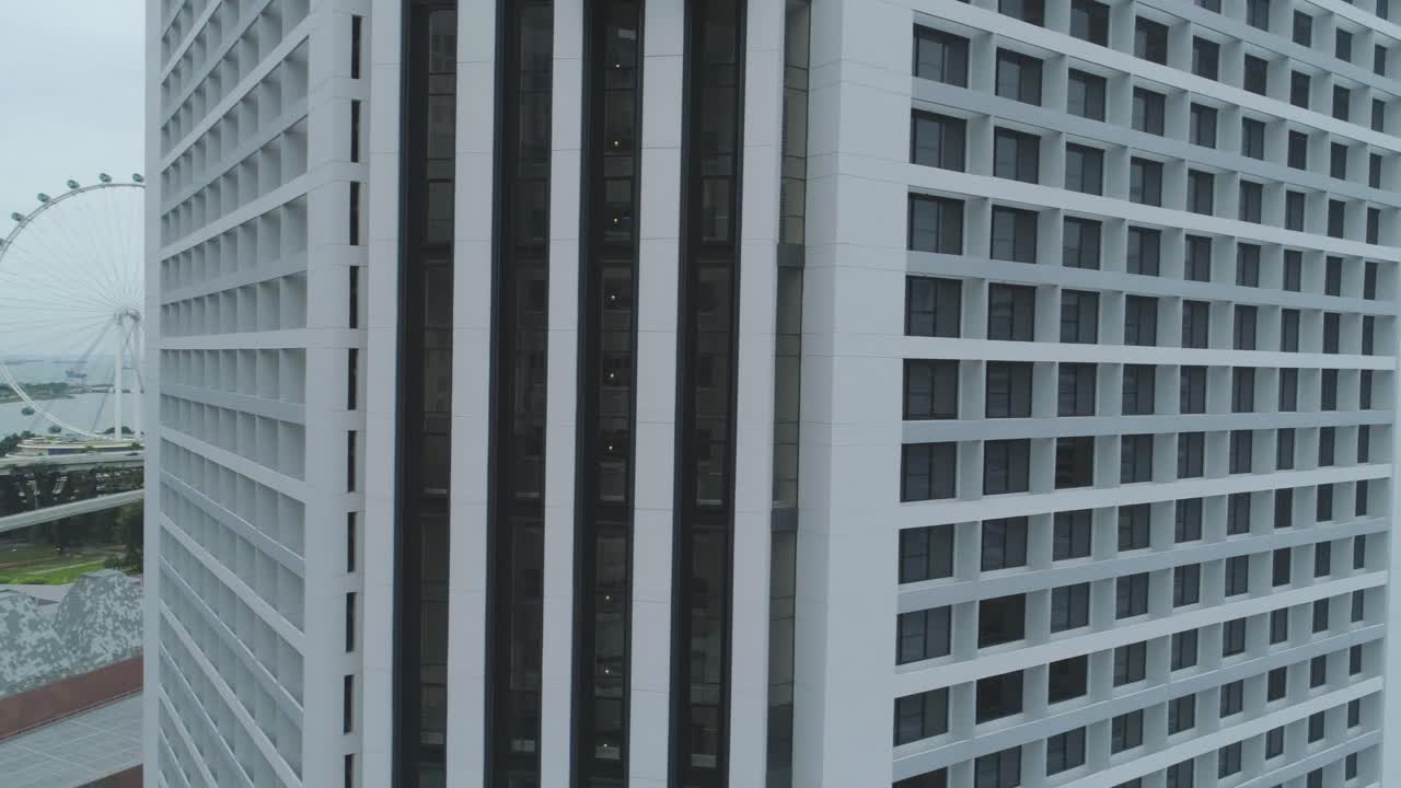 고층 건물 의 현대적 인 건축적 세부 사항