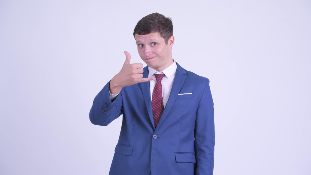 슈트 입은 잘생긴 젊은 사업가