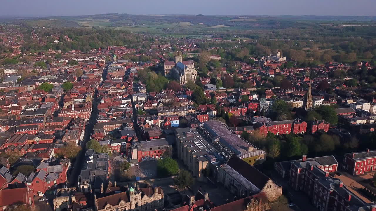 영국 윈체스터 대성당을 향해 날아가는 공중 촬영