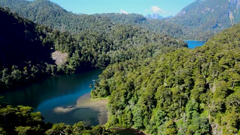 Muñeca-Aérea-En-El-Lago-Turquesa-Entre-Las-Montañas-Andinas-Con-Una-Densa-Selva-Verde,-Parque-Nacional-Huerquehue,-Chile