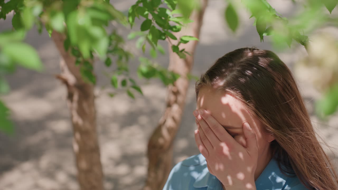 세련되고 자신감 넘치는 여성, 선글라스를 쓴 편안한 여성, 나무 그늘 아래에서 선글라스를 쓴 스타일리시한 여성, 그늘진 햇빛 아래 데님 캐주얼 복장으로 선글라스를 고쳐 쓰는 당당한 여성