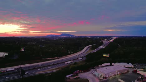 cumbre de la montaña kennesaw, marietta, georgia. antena aérea cinematográfica del atardecer