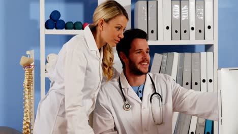 médico y colega interactuando entre sí