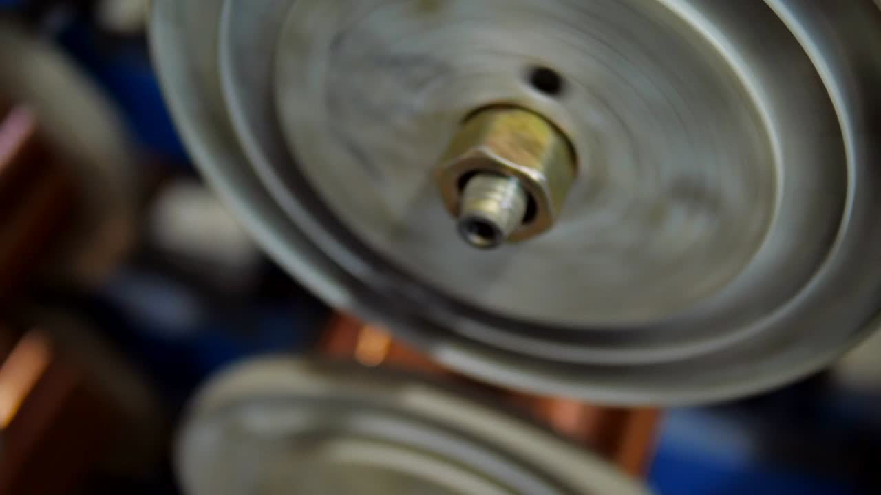 производство кабельных проводов и машин на заводе. катушка с медной проволокой, вращающаяся на специализированном оборудовании.