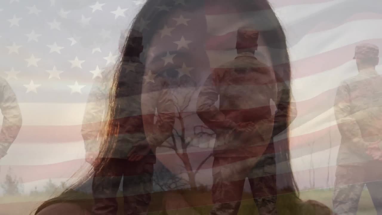 animación de la bandera de los estados unidos de américa sobre una mujer sonriente y soldados