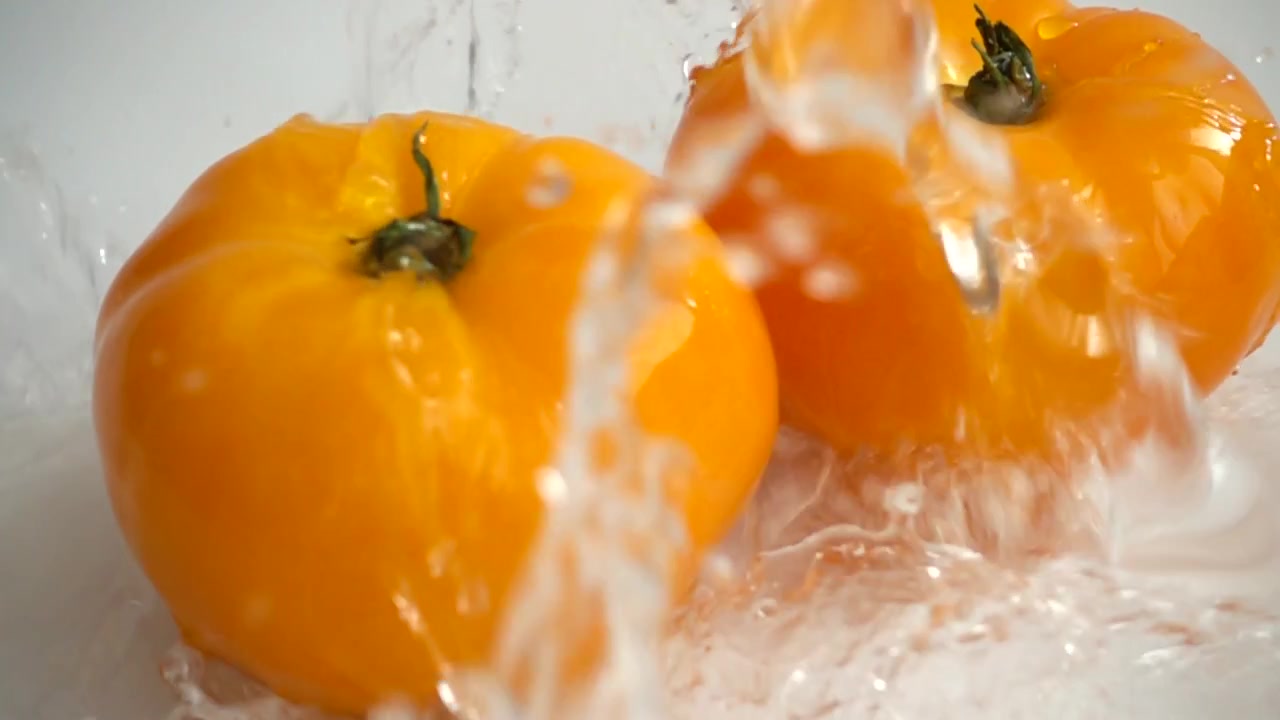 Friske saftige tomater. Slowmotion