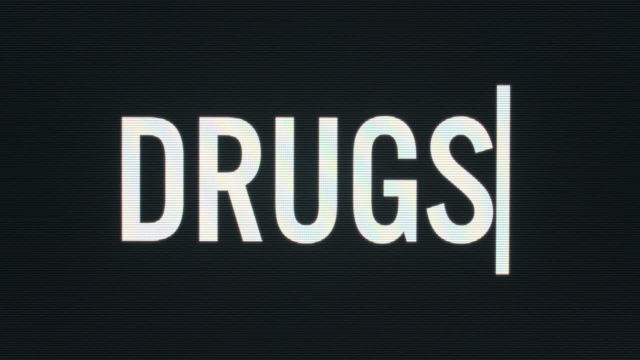 primer plano de las drogas que se escriben en el monitor de la computadora vintage con el cursor parpadeante