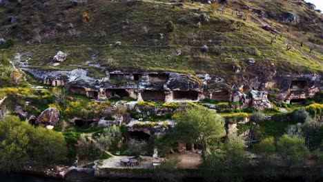 viviendas-cueva en el banco del éufrates en el sureste de turquía