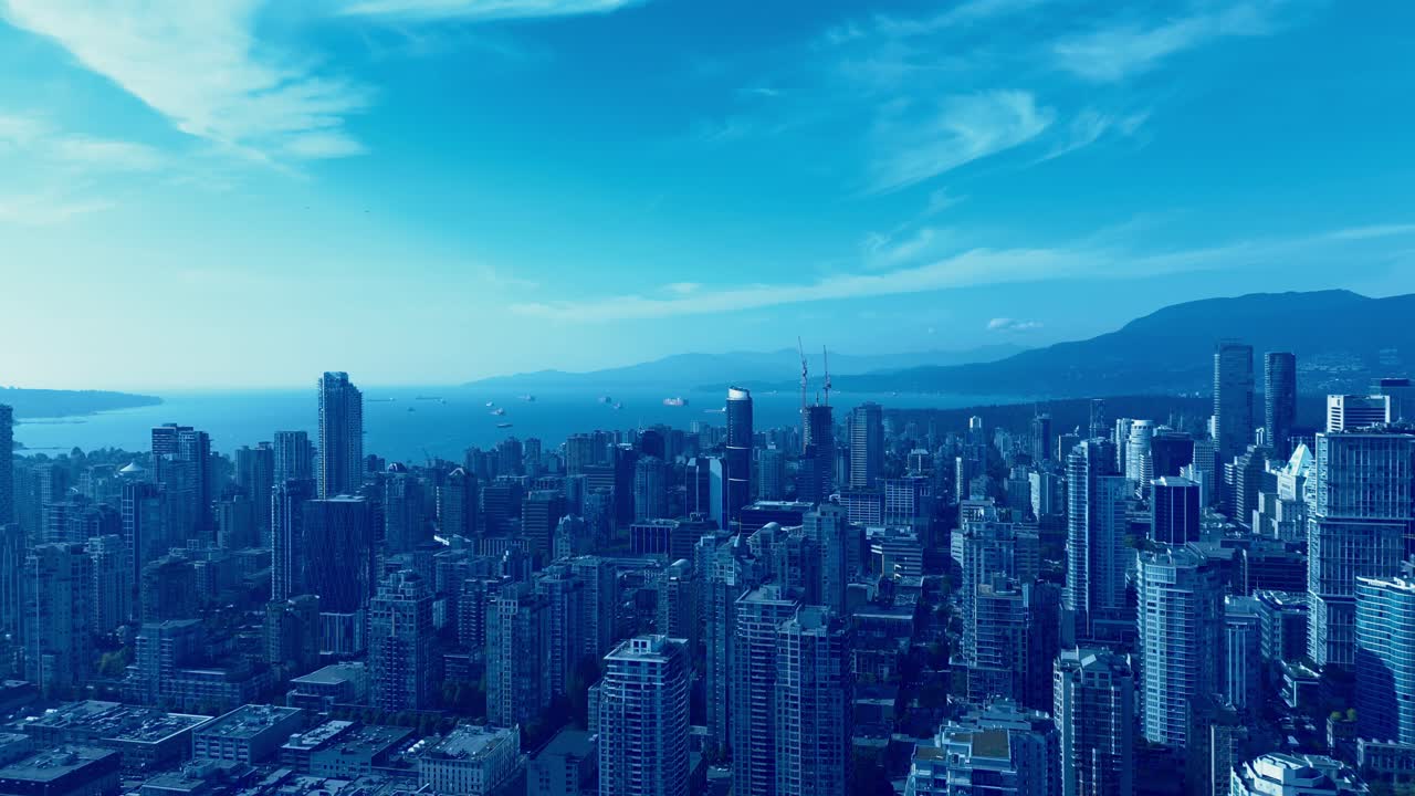 화물선 항구가 줄지어 있는 산골짜기 내 화창한 여름날 세워진 새로운 현대적 미래 건물