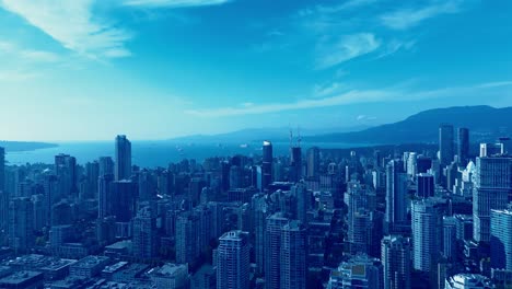 centro de vancouver ciudad posmoderna renacida maravilla arquitectónica construcción nuevos edificios futuristas modernos erigidos en un día soleado de verano dentro de un valle de montaña con barcos de carga puerto en línea