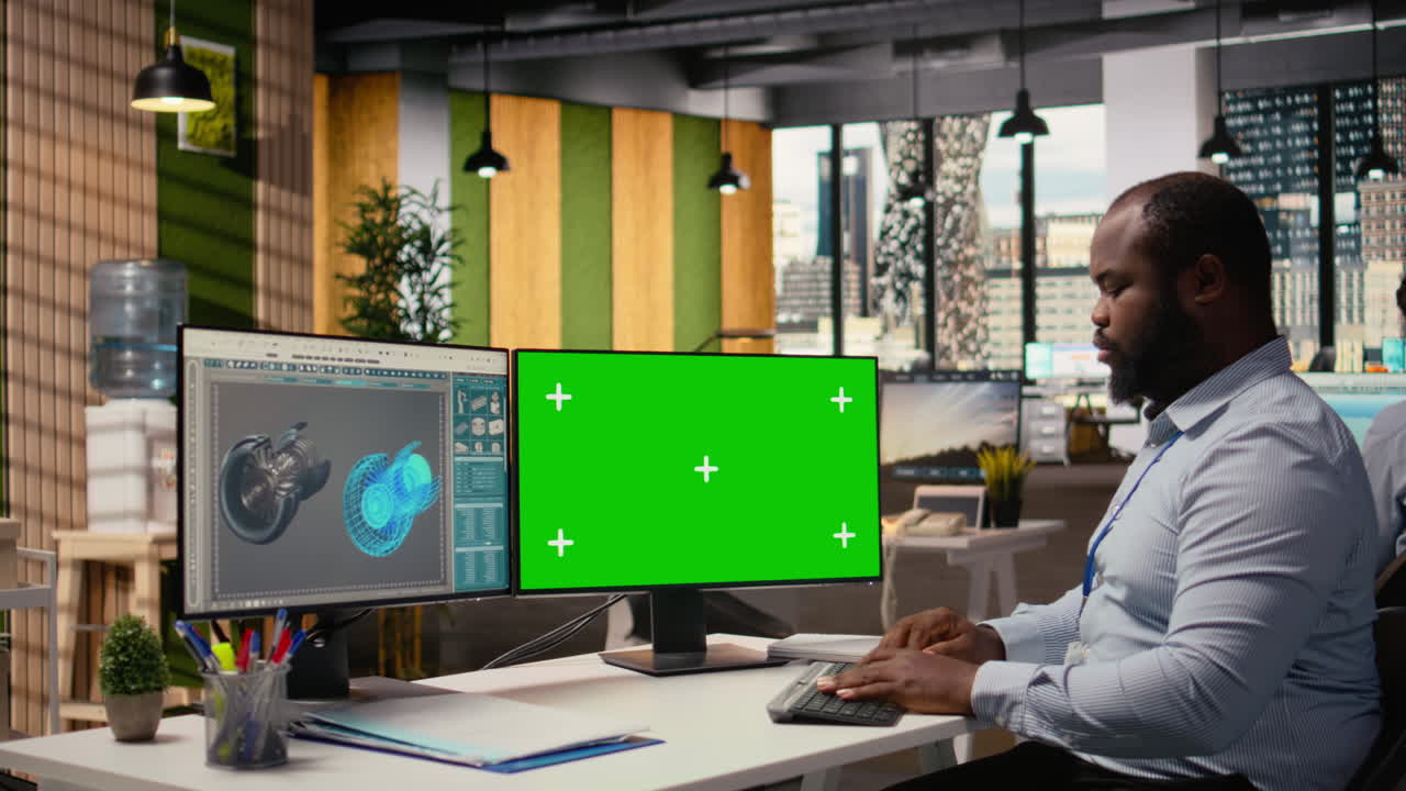 Ingegnere delle energie rinnovabili che lavora su una turbina eolica utilizzando un computer con schermo verde.