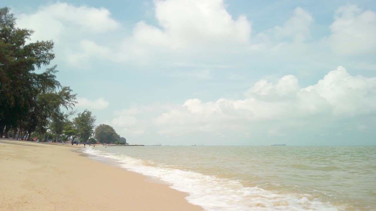 ทิวทัศน์ยามกลางวันของชายหาดปันไตปูเตอรีในมะละกา ประเทศมาเลเซีย