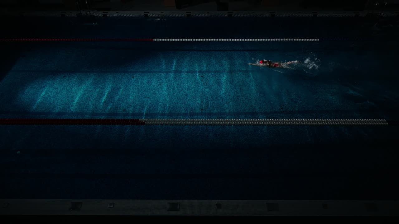 수영장에서 수영하는 사람