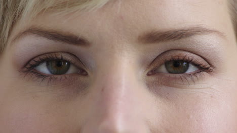 cerca de los ojos de una mujer hermosa mirando a la cámara parpadeando belleza femenina perfecta