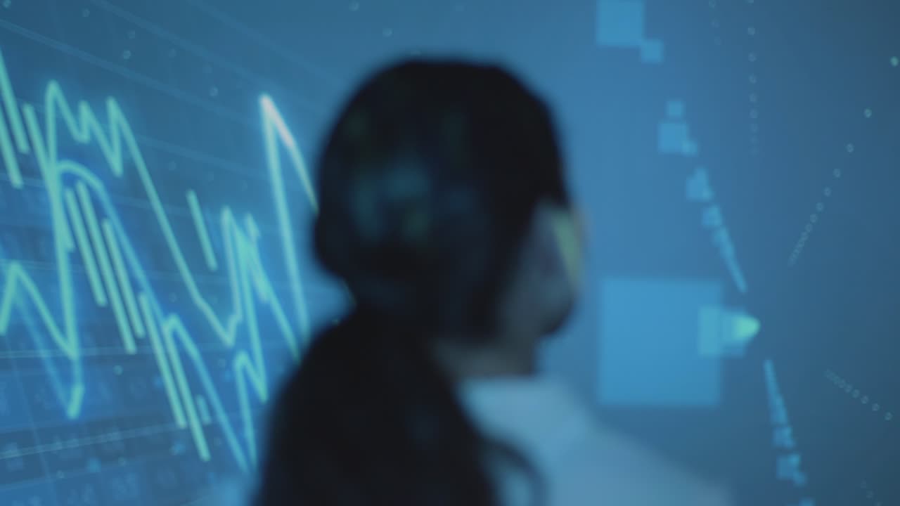 mujer visitando una exposición de arte inmersiva con proyección de datos financieros con gráficos y precios de las acciones 2