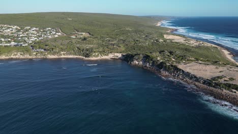 Vista-Aérea-De-La-Playa-De-Gracetown-Con-Un-Paisaje-Montañoso-Verde-En-La-Costa-De-Australia-Occidental