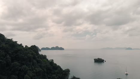 Vista-Panorámica-Del-Mar-En-La-Isla-De-Ko-Hong-Con-Horizonte-De-Costas