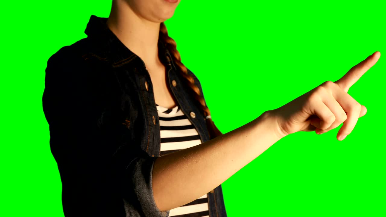 디지털 스크린 4k를 사용하는 여성의 중간 섹션