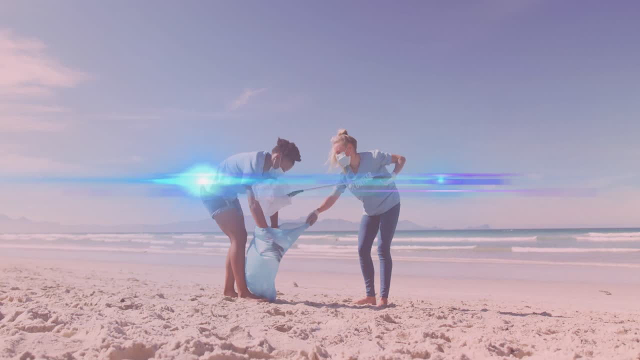 animación de luces sobre una pareja diversa con máscaras faciales recogiendo basura de la playa