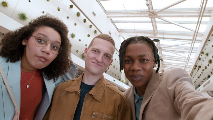 Amis prenant un selfie dans un centre commercial