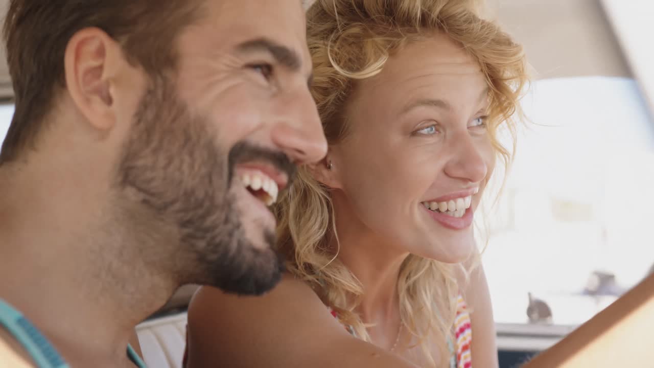 캠퍼 밴 4k에 앉아있는 젊은 성인 커플